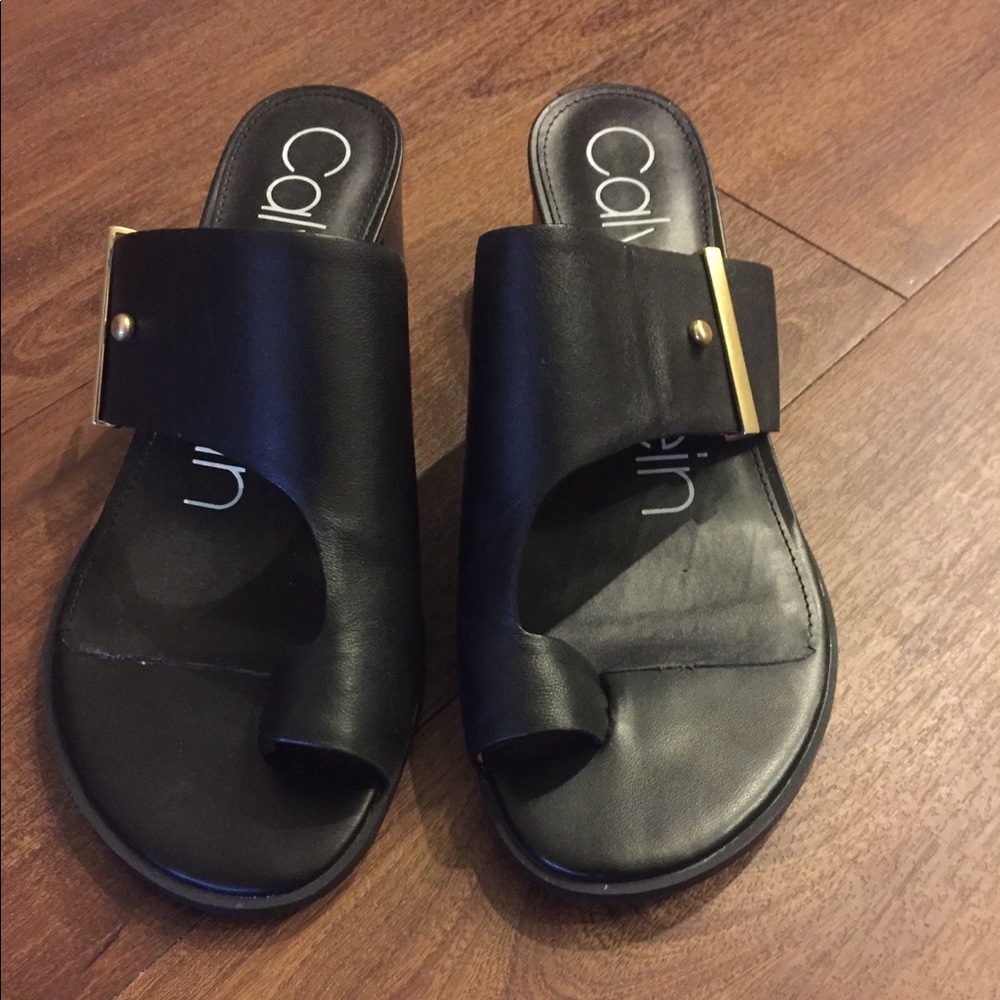 Fashionable low heeled sandals